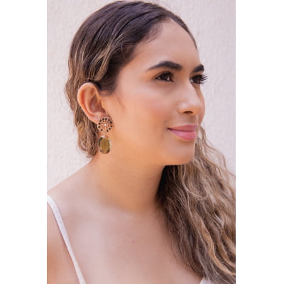 Brinco bordado a mão com contas de vidro, resina e criatal em tom verde folheado em ouro 18k 202150000000155