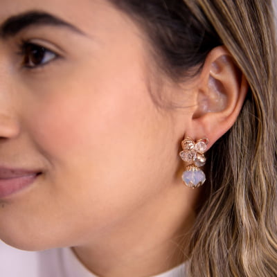 Brinco bordado a mão com cristais brancos e cristais transparentes,  folheado em ouro 18k 202190000000049