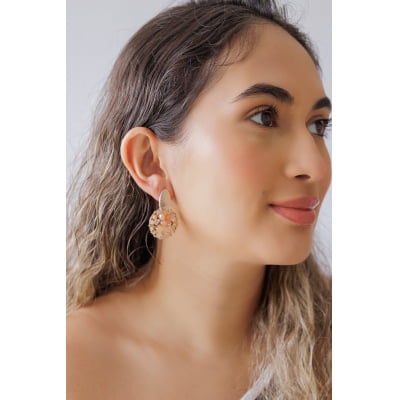 Brinco bordado a mão com cristais e resinas em tons de rosa e folheado em ouro 18k 202230000000086 Brinco bordado a mão com cristais e resinas em tons de rosa e folheado em ouro 18k 202230000000086