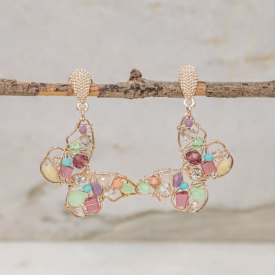 Brinco borboleta bordado a mão com cristais em tons candy e strass, folheado em ouro 18k 2021100000004636