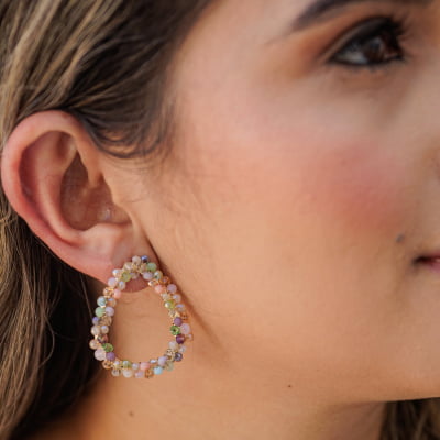 Brinco bordado a mão com cristais em tons candy, folheado em ouro 18k   202110000000465