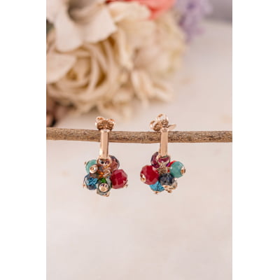 Brinco bordado a mão com cristais em tons coloridos e strass, folheado em ouro 18k