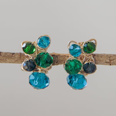Brinco bordado a mão com cristais em tons de azul e verde folheado em ouro 18k 202170000000205 Brinco bordado a mão com cristais em tons de azul e verde folheado em ouro 18k 202170000000205