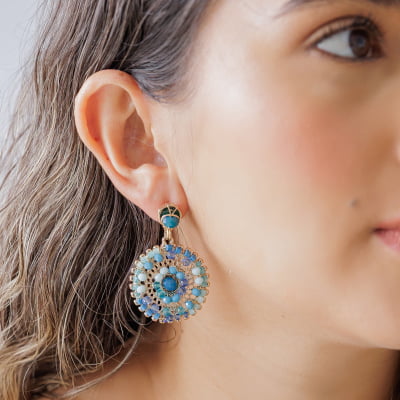 Brinco bordado a mão com cristais em tons de azul folheado em ouro 18k 202170000000203 Brinco bordado a mão com cristais em tons de azul folheado em ouro 18k 202170000000203