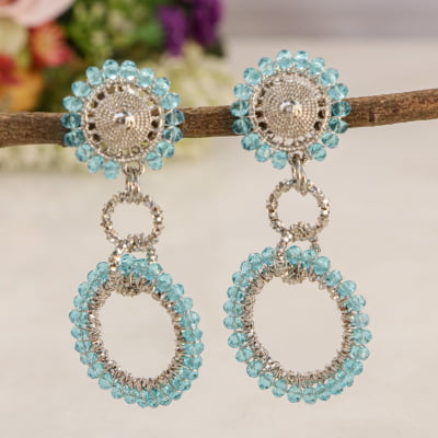 Brinco bordado a mão com cristais em tons de azul turquesa folheado diamante