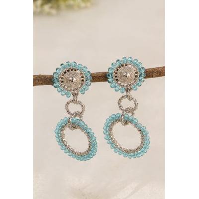 Brinco bordado a mão com cristais em tons de azul turquesa folheado diamante
