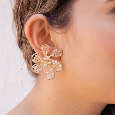 Brinco bordado a mão com cristais em tons de nude  e folheado em ouro 18k     202130000000215