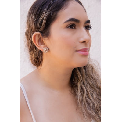 Brinco bordado a mão com cristais em tons de nude e folheado em ouro 18k     202130000000220