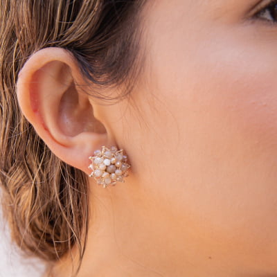 Brinco bordado a mão com cristais em tons de nude e folheado em ouro 18k     202130000000220