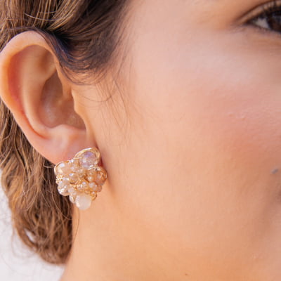 Brinco bordado a mão com cristais em tons de nude e  folheado em ouro 18k     202130000000222