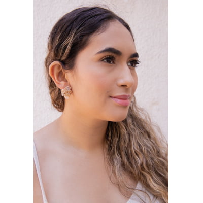 Brinco bordado a mão com cristais em tons de nude e  folheado em ouro 18k     202130000000222