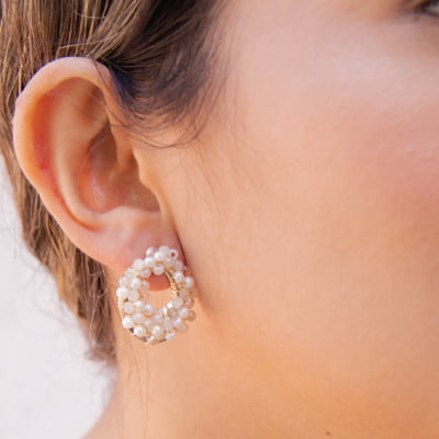 Brinco bordado a mão com cristais em tons de nude e  folheado em ouro 18k     202130000000223