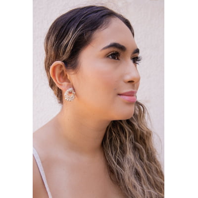 Brinco bordado a mão com cristais em tons de nude e  folheado em ouro 18k     202130000000223