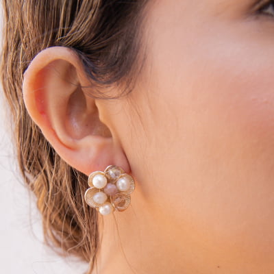 Brinco bordado a mão com cristais em tons de nude e pérolas ABS e folheado em ouro 18k     202130000000218