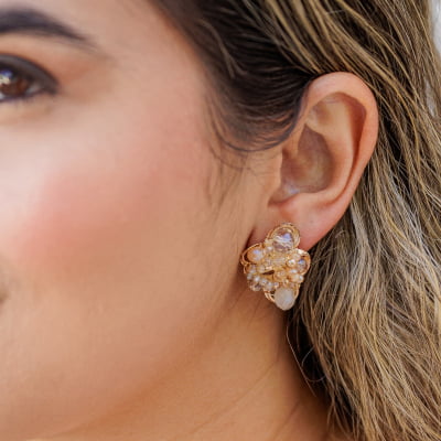Brinco bordado a mão com cristais em tons de nude folheado em ouro 18k 202130000000202