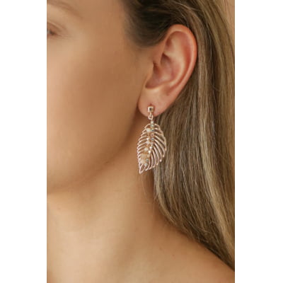 Brinco bordado a mão com cristais em tons de nude, strass fruta-cor e folheado no ouro 18k