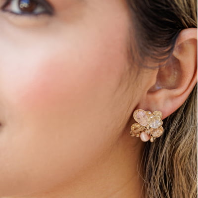 Brinco bordado a mão com cristais em tons de rosa e folheado em ouro 18k 202230000000077 Brinco bordado a mão com cristais em tons de rosa e folheado em ouro 18k 202230000000077