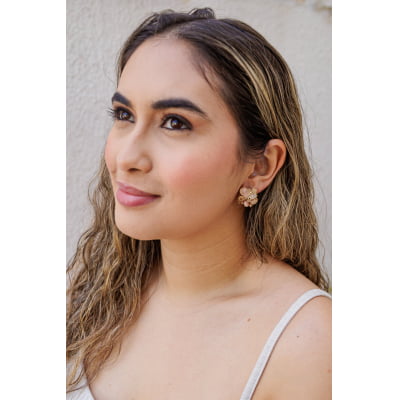 Brinco bordado a mão com cristais em tons de rosa e folheado em ouro 18k 202230000000077 Brinco bordado a mão com cristais em tons de rosa e folheado em ouro 18k 202230000000077