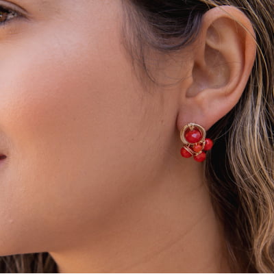 Brinco bordado a mão com cristais em tons de vermelho folheado em ouro 18k 2021800000000108 Brinco bordado a mão com cristais em tons de vermelho folheado em ouro 18k 2021800000000108