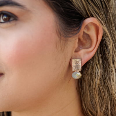 Brinco bordado a mão com cristal em tom de nude  folheado em ouro 18k 202130000000198