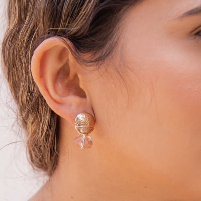 Brinco bordado a mão com cristal em tom de rosa e folheado em ouro 18k 202230000000081 Brinco bordado a mão com cristal em tom de rosa e folheado em ouro 18k 202230000000081