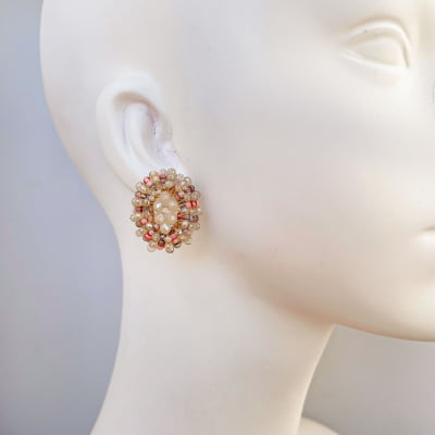 Brinco bordado a mão com mix de contas de vidro em tons nude e rosa  folheado em ouro 18k 202130000000194