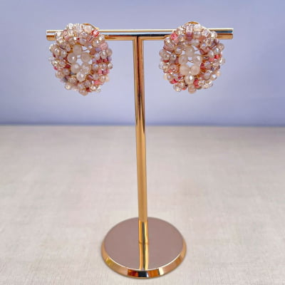 Brinco bordado a mão com mix de contas de vidro em tons nude e rosa  folheado em ouro 18k 202130000000194
