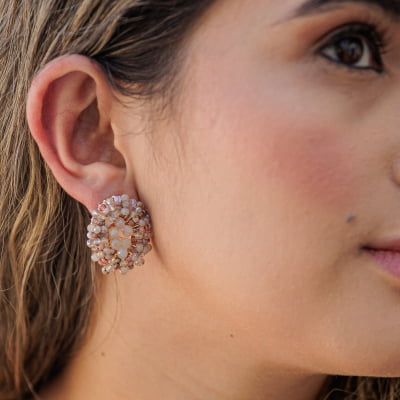Brinco bordado a mão com mix de contas de vidro em tons nude e rosa  folheado em ouro 18k 202130000000194
