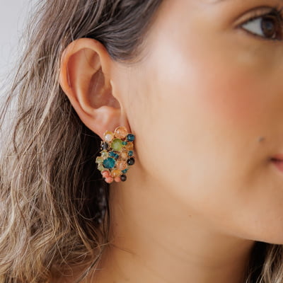 Brinco bordado a mão com mix de cristais coloridos candy colors e folheado em ouro 18k 2021100000004677 Brinco bordado a mão com mix de cristais coloridos candy colors e folheado em ouro 18k 2021100000004677