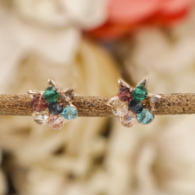 Brinco bordado a mão com mix de cristais coloridos e folheado em ouro 18k 202110000000385 Brinco bordado a mão com mix de cristais coloridos e folheado em ouro 18k 202110000000385