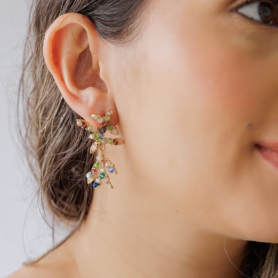 Brinco bordado a mão com mix de cristais coloridos e folheado em ouro 18k 2021100000004679 Brinco bordado a mão com mix de cristais coloridos e folheado em ouro 18k 2021100000004679