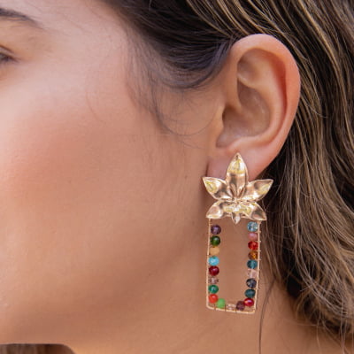 Brinco bordado a mão com mix de cristais coloridos e resina nude, folheado em ouro 18k 2021100000004658