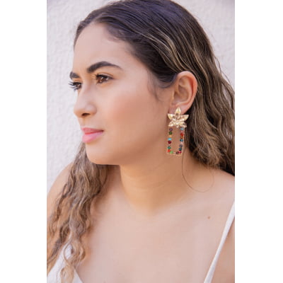 Brinco bordado a mão com mix de cristais coloridos e resina nude, folheado em ouro 18k 2021100000004658