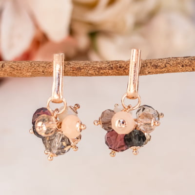 Brinco bordado a mão com mix de cristais coloridos e strass folheado em ouro 18k 