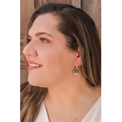 Brinco bordado a mão com mix de cristais coloridos e strass folheado em ouro 18k