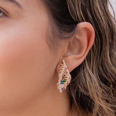 Brinco bordado a mão com mix de cristais coloridos, folheado em ouro 18k 2021100000004653