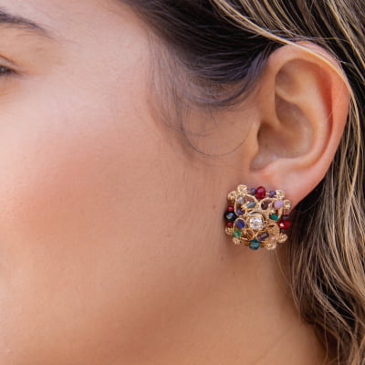 Brinco bordado a mão com mix de cristais coloridos, folheado em ouro 18k 2021100000004660