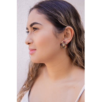Brinco bordado a mão com mix de cristais coloridos, folheado em ouro 18k 2021100000004660