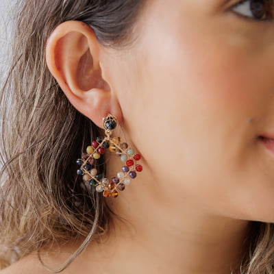 Brinco bordado a mão com mix de cristais coloridos folheado em ouro 18k 2021100000004669 Brinco bordado a mão com mix de cristais coloridos folheado em ouro 18k 2021100000004669