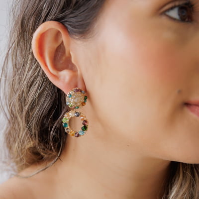 Brinco bordado a mão com mix de cristais coloridos folheado em ouro 18k 2021100000004674 Brinco bordado a mão com mix de cristais coloridos folheado em ouro 18k 2021100000004674
