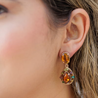 Brinco bordado a mão com mix de cristais coloridos, resinas e strass, folheado em ouro 18k 2021100000004651
