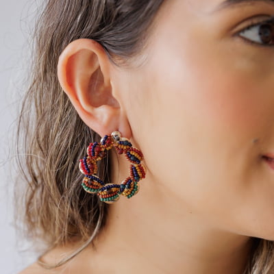 Brinco bordado a mão com mix de cristais e contas de vidro coloridos folheado em ouro 18k 2021100000004675 Brinco bordado a mão com mix de cristais e contas de vidro coloridos folheado em ouro 18k 2021100000004675