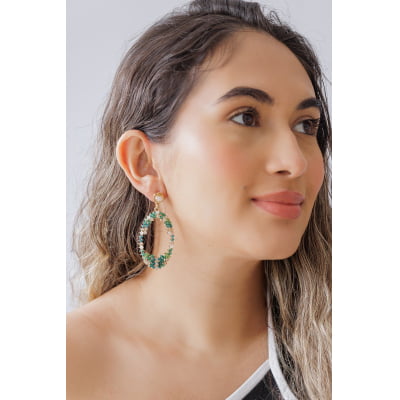 Brinco bordado a mão com mix de cristais em tons de verde e nude folheado em ouro 18k 