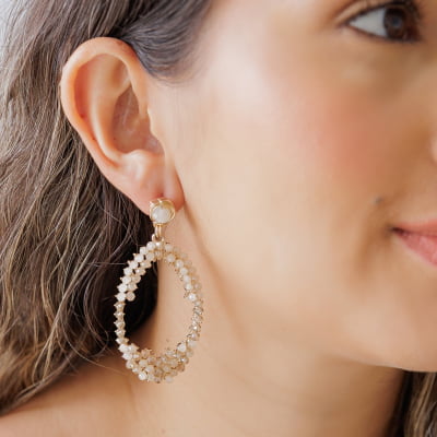 Brinco bordado a mão com mix de cristais em tons nude folheado em ouro 18k 202130000000233