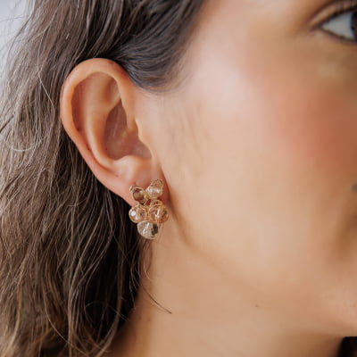 Brinco bordado a mão com mix de cristais em tons nude folheado em ouro 18k 202130000000234