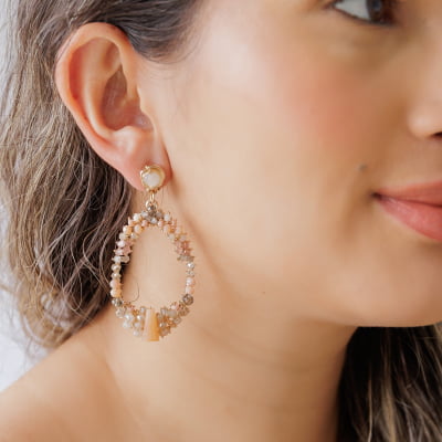 Brinco bordado a mão com mix de cristais em tons nude folheado em ouro 18k 202130000000236