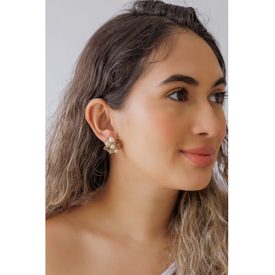 Brinco bordado a mão com mix de cristais em tons nude, fume e perola folheado em ouro 18k 202130000000235