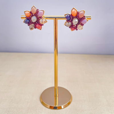 Brinco bordado a mão com mix de cristais lilas e contas de vidro lilas folheado em ouro 18k  202120000000061