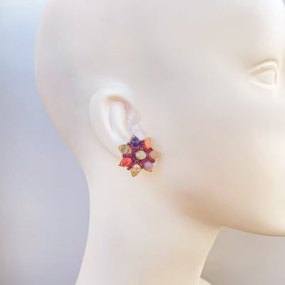 Brinco bordado a mão com mix de cristais lilas e contas de vidro lilas folheado em ouro 18k  202120000000061