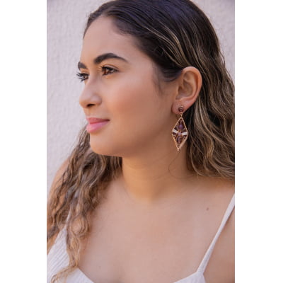 Brinco bordado a mão com mix de cristais lilas e contas de vidro lilas folheado em ouro 18k  202120000000062 Brinco bordado a mão com mix de cristais lilas e contas de vidro lilas folheado em ouro 18k  202120000000062